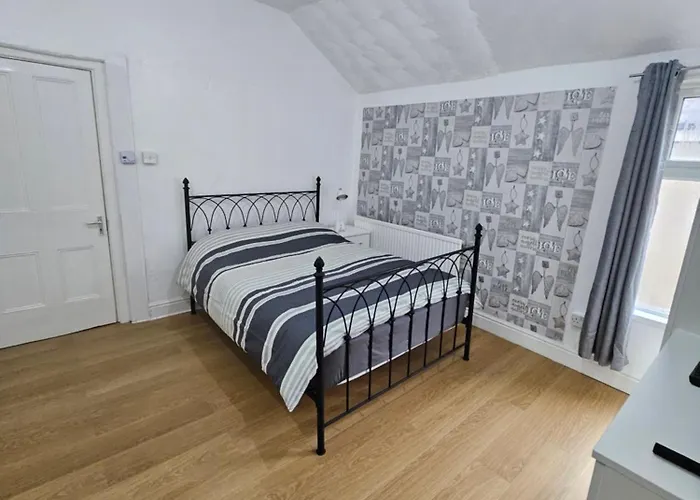 No Frills & Nothing Fancy 1 Bed Studio City Centre