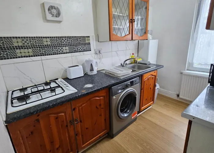 No Frills & Nothing Fancy 1 Bed Studio City Centre