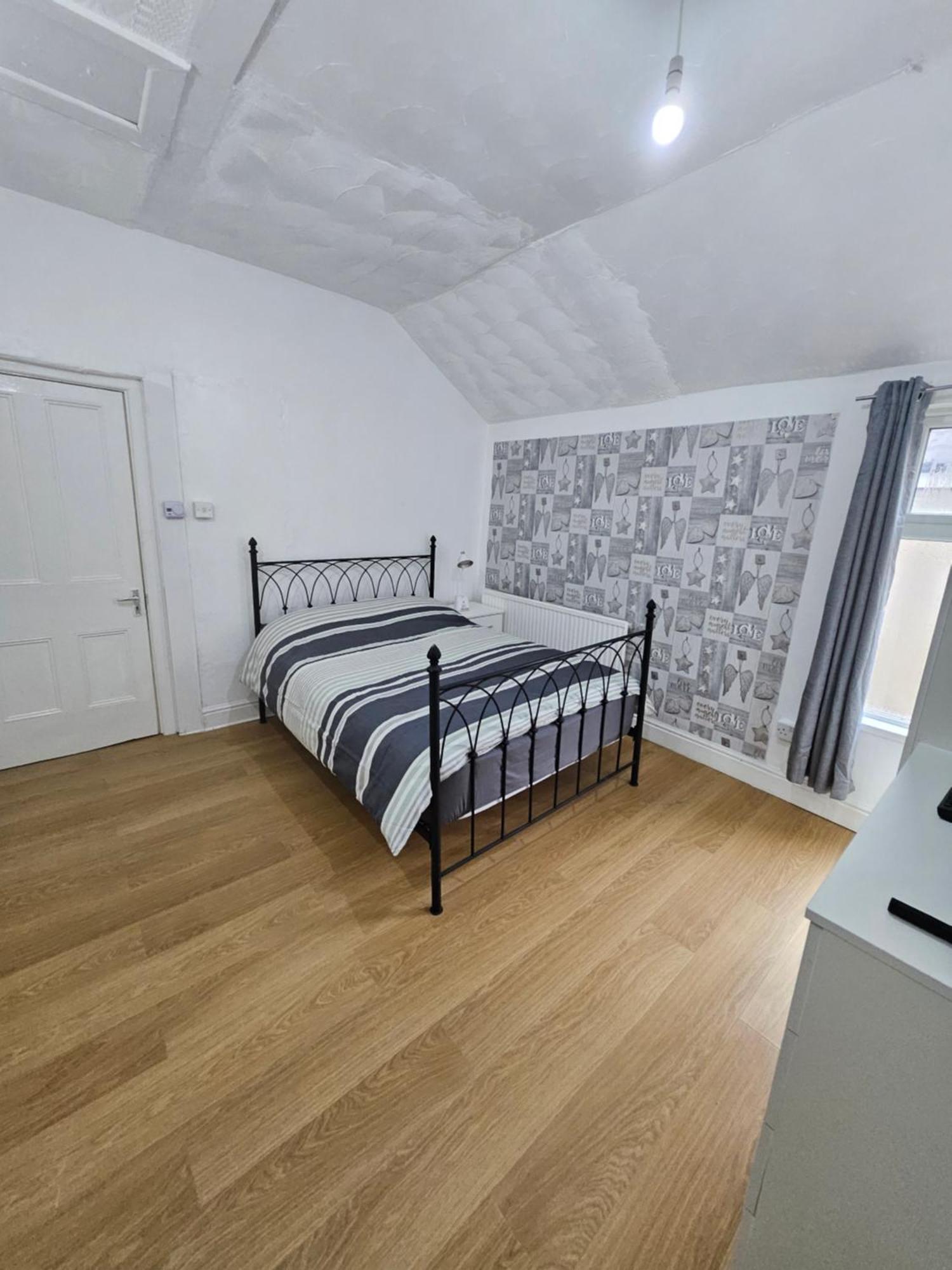 No Frills & Nothing Fancy 1 Bed Centre Appartamento *